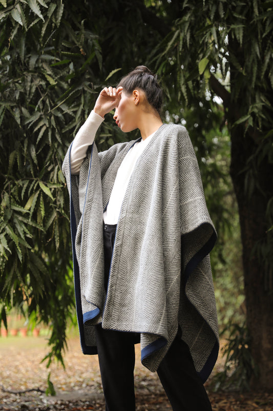 Woollen outerwear for women with herringbone weave